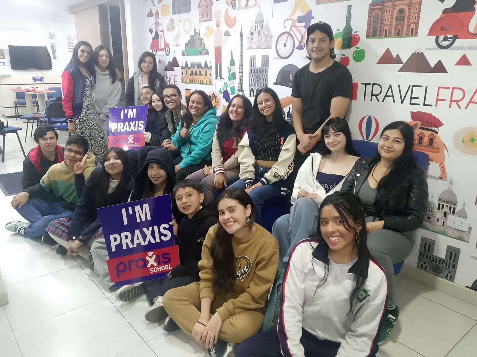 Estudiantes de inglés en el salón decorado de Praxis School