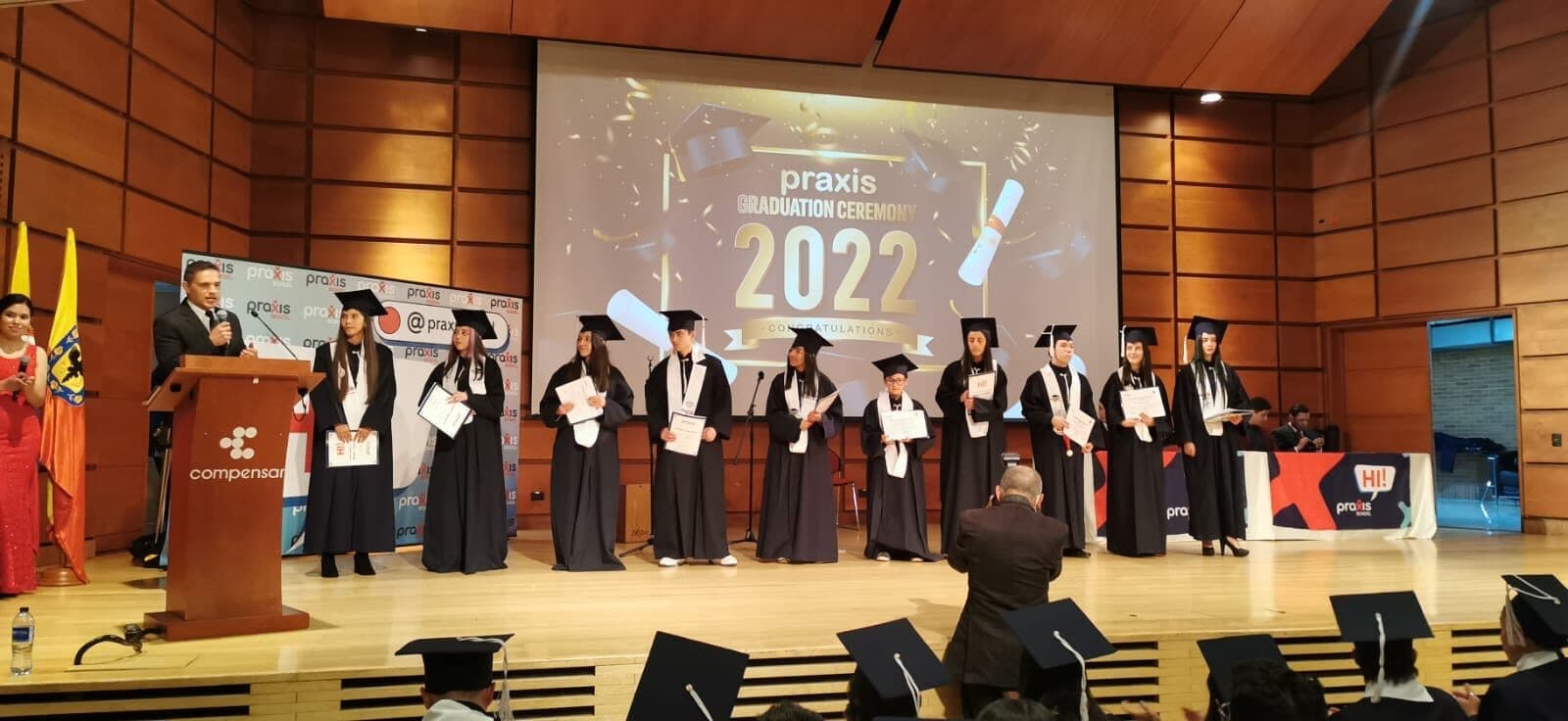 Ceremonia de graduación de Praxis School en auditorio en Bogotá