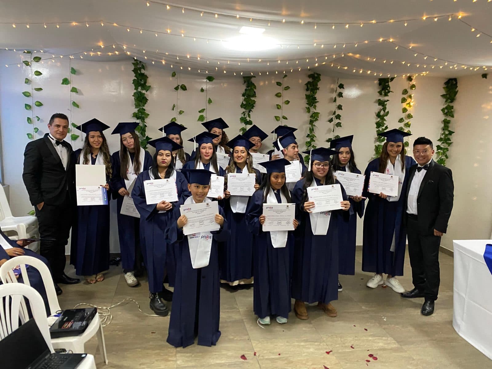 Graduados de inglés junto a sus profesores de Praxis School